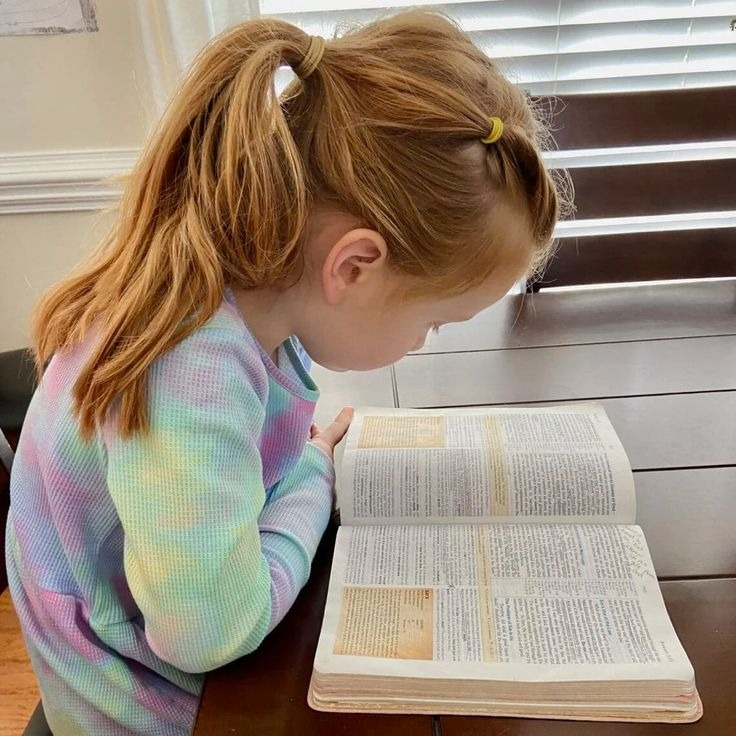 Niña leyendo la Biblia